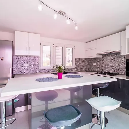 Ro-ma - Three Bedroom With Terrace And Sea View *