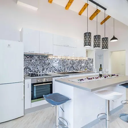 Ro-ma - Three Bedroom With Terrace And Sea View