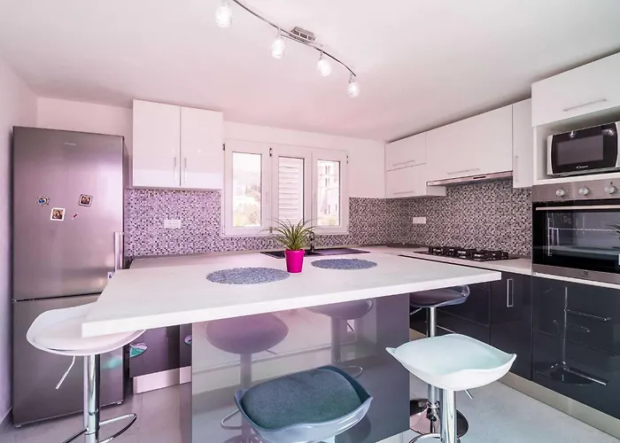 Ro-ma - Three Bedroom With Terrace And Sea View *