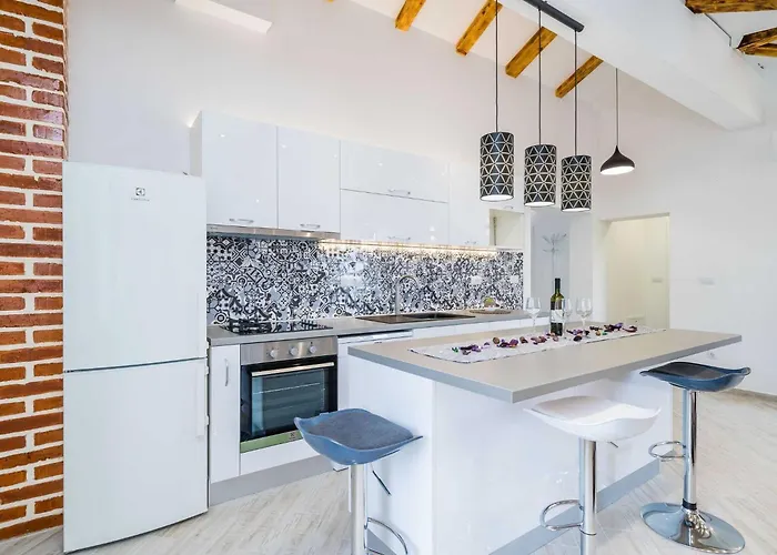 Ro-ma - Three Bedroom With Terrace And Sea View